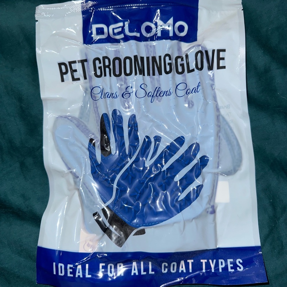 NWT Pet grooming glove